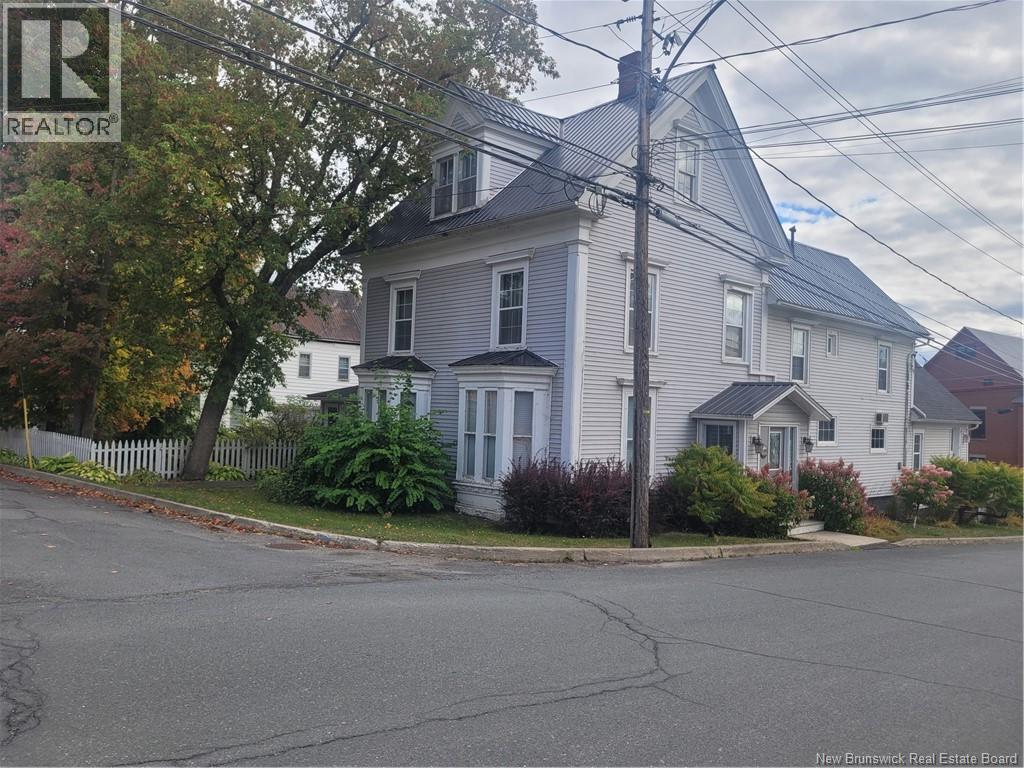 121 Prince Albert St, Woodstock, NB E7M 2L9