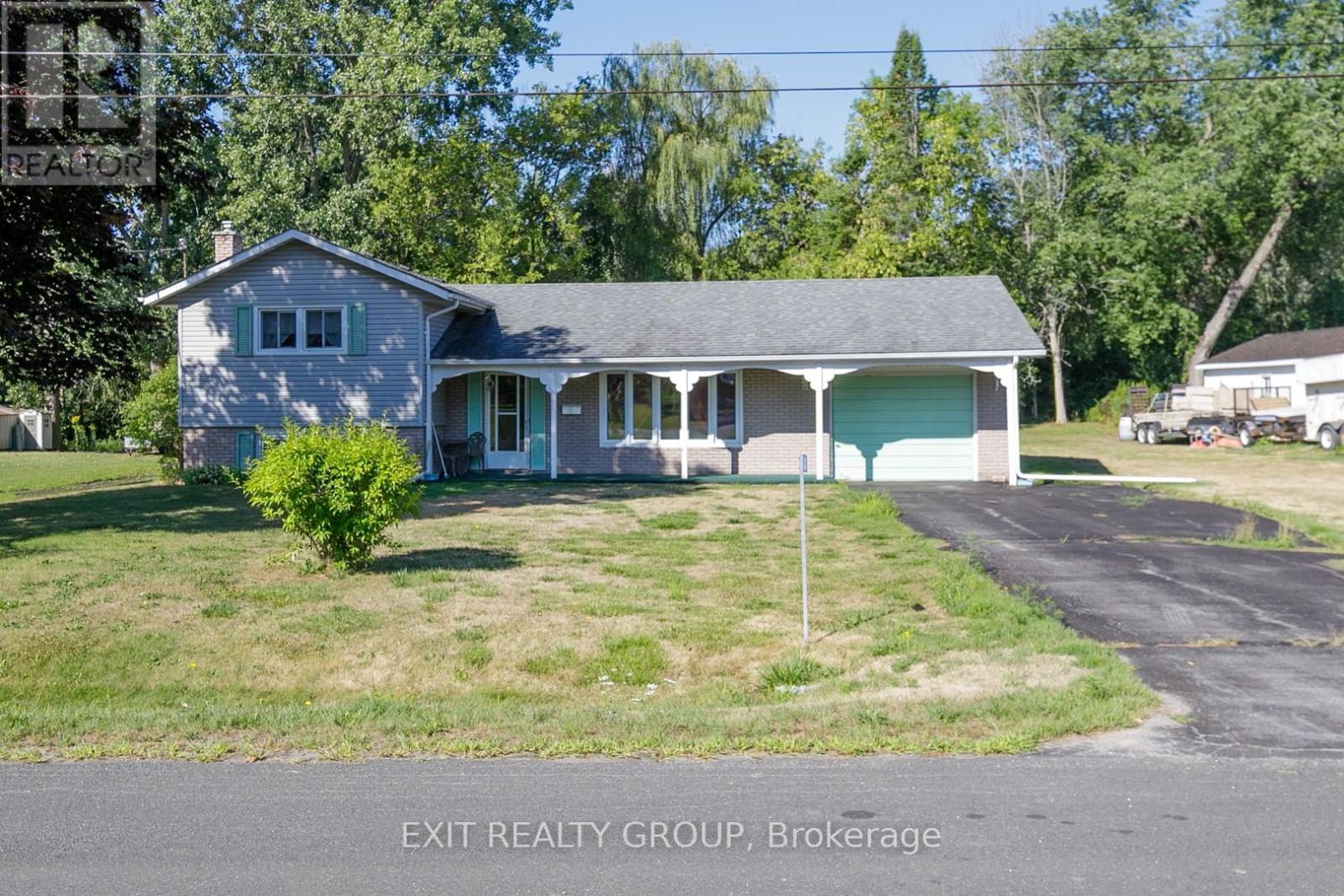 28 Ghent Dr, Quinte West, ON K8V 5P5