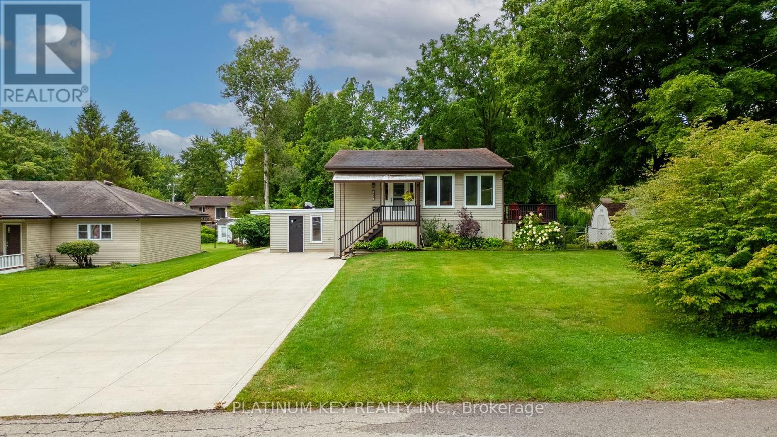 2331 Wellington St, Strathroy-Caradoc, ON N0L 1W0