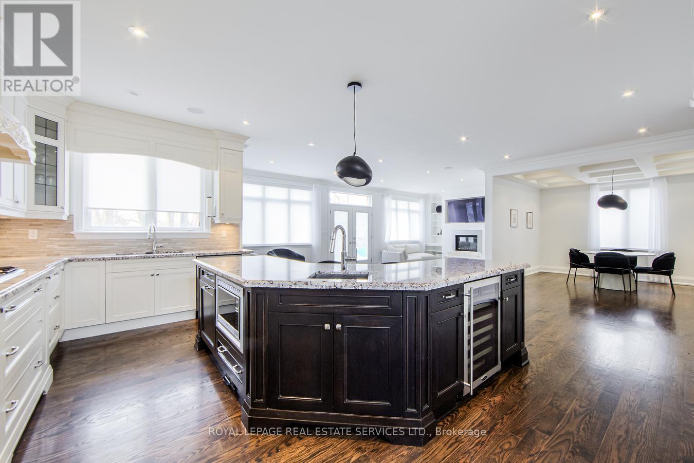 21 Roycrest Ave #a, Toronto, ON M2N 1R1