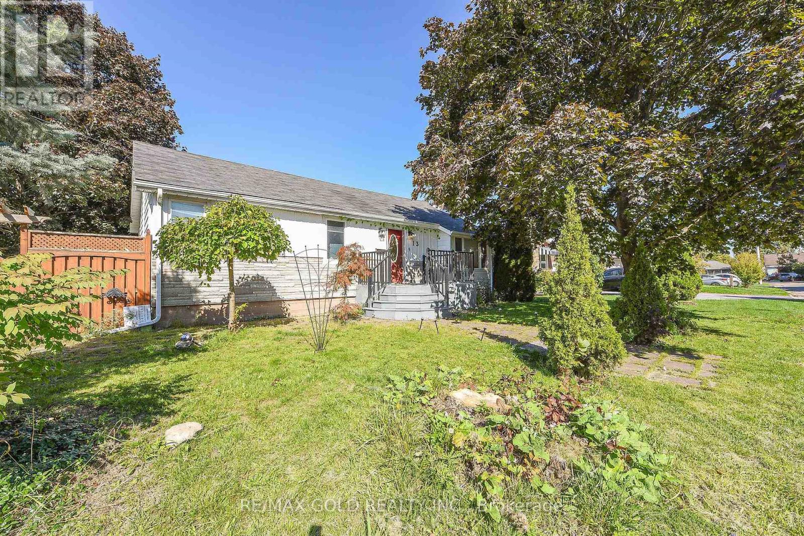 13 Foster Rd, Mississauga, ON L4T 1C3