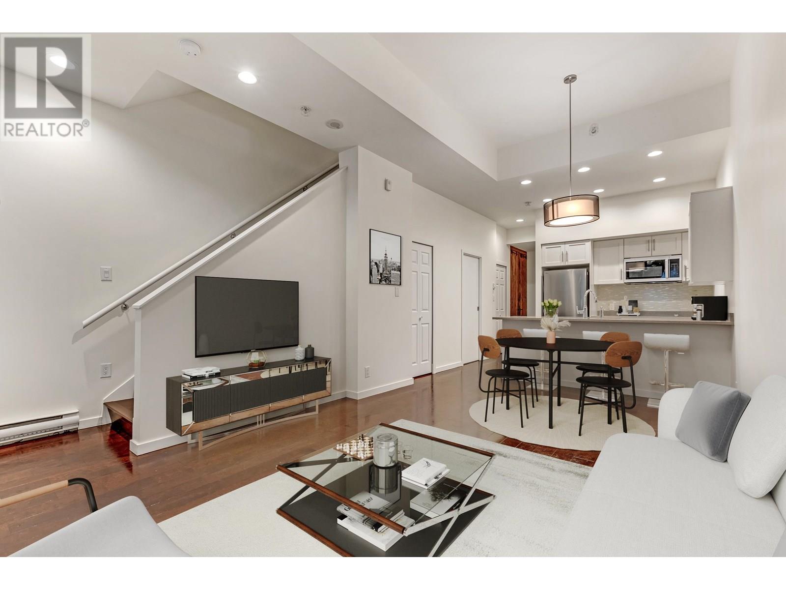 102 Regiment Sq, Vancouver, BC V6B 1W1