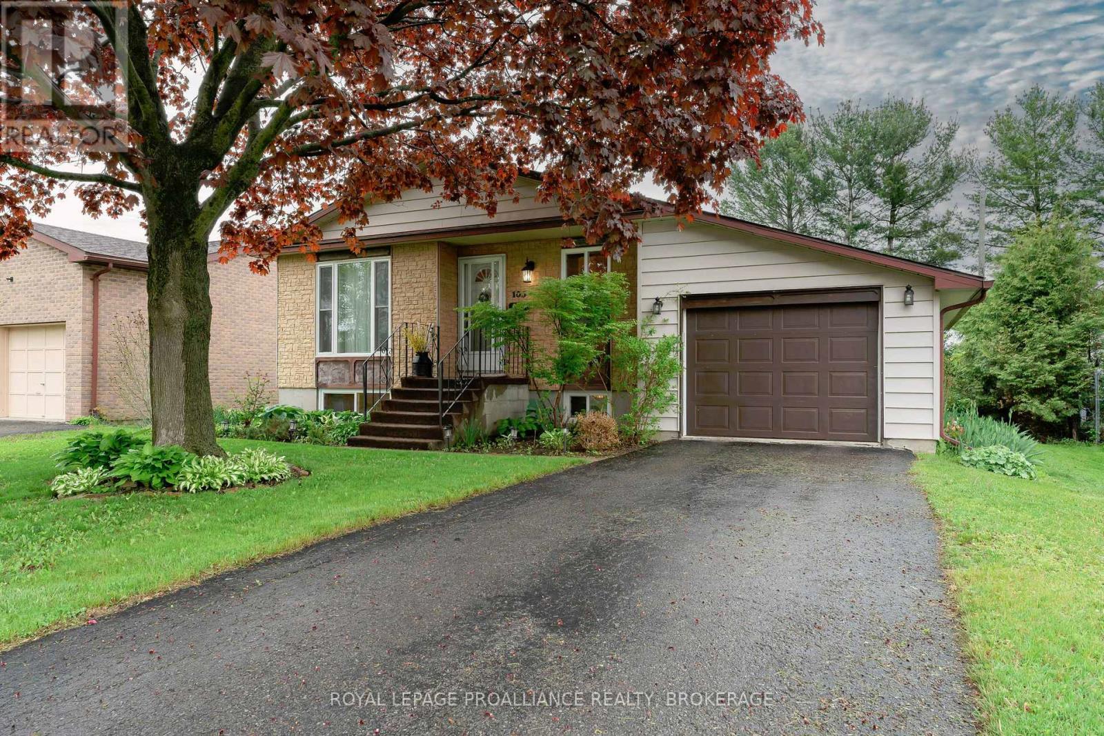 103 Elmwood Dr, Gananoque, ON K7G 3A5