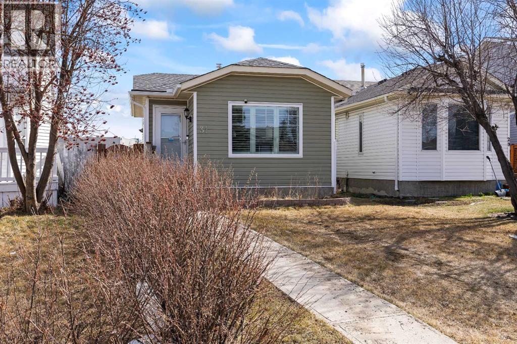 31 Martinridge Pl NE, Calgary, AB T3J 3B8