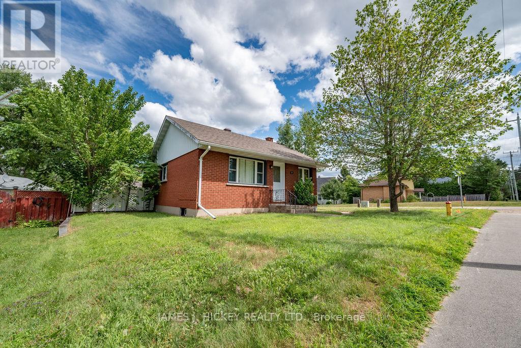 31 Glendale Ave, Deep River, ON K0J 1P0