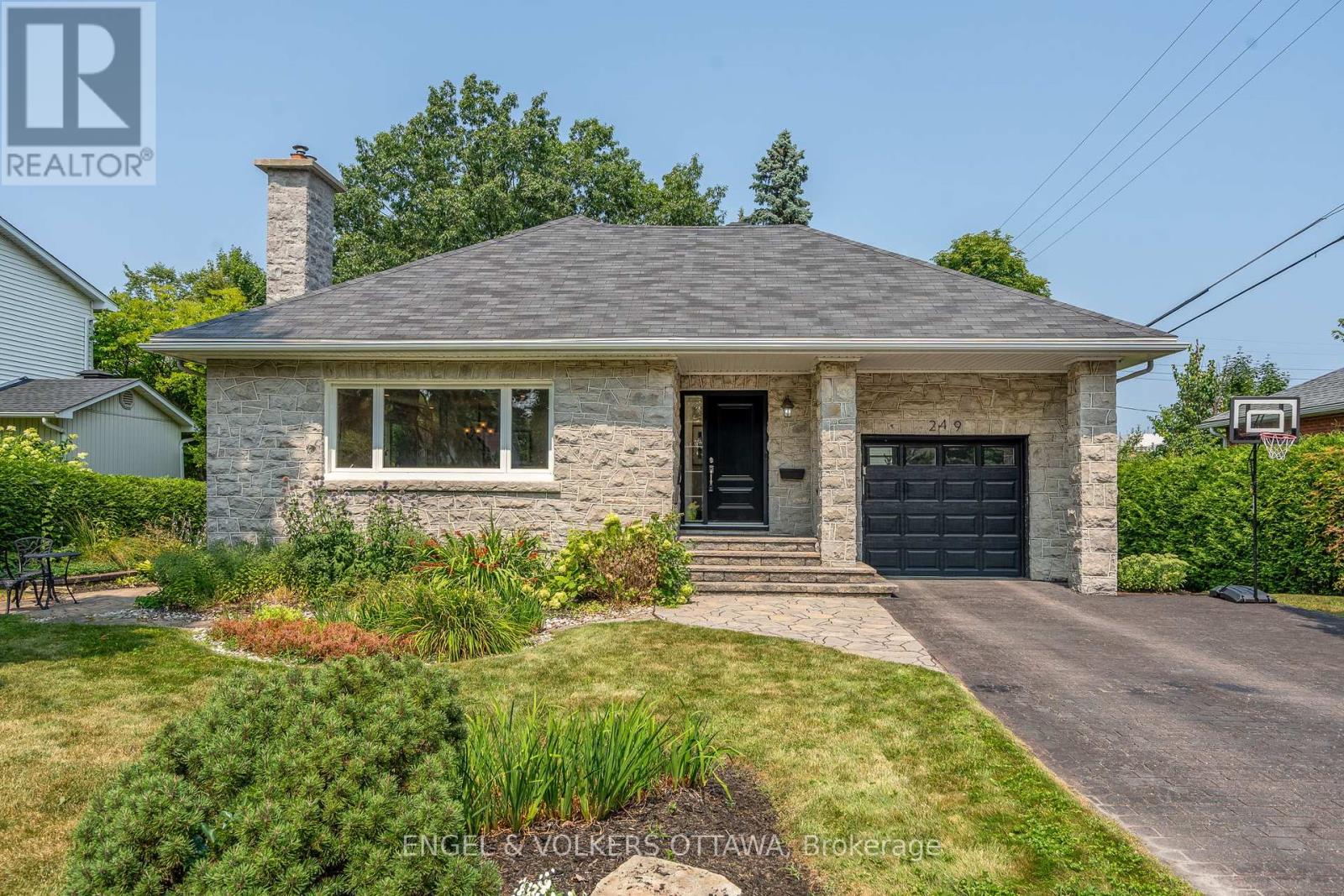 249 Faircrest Rd, Ottawa, ON K1H 5C9