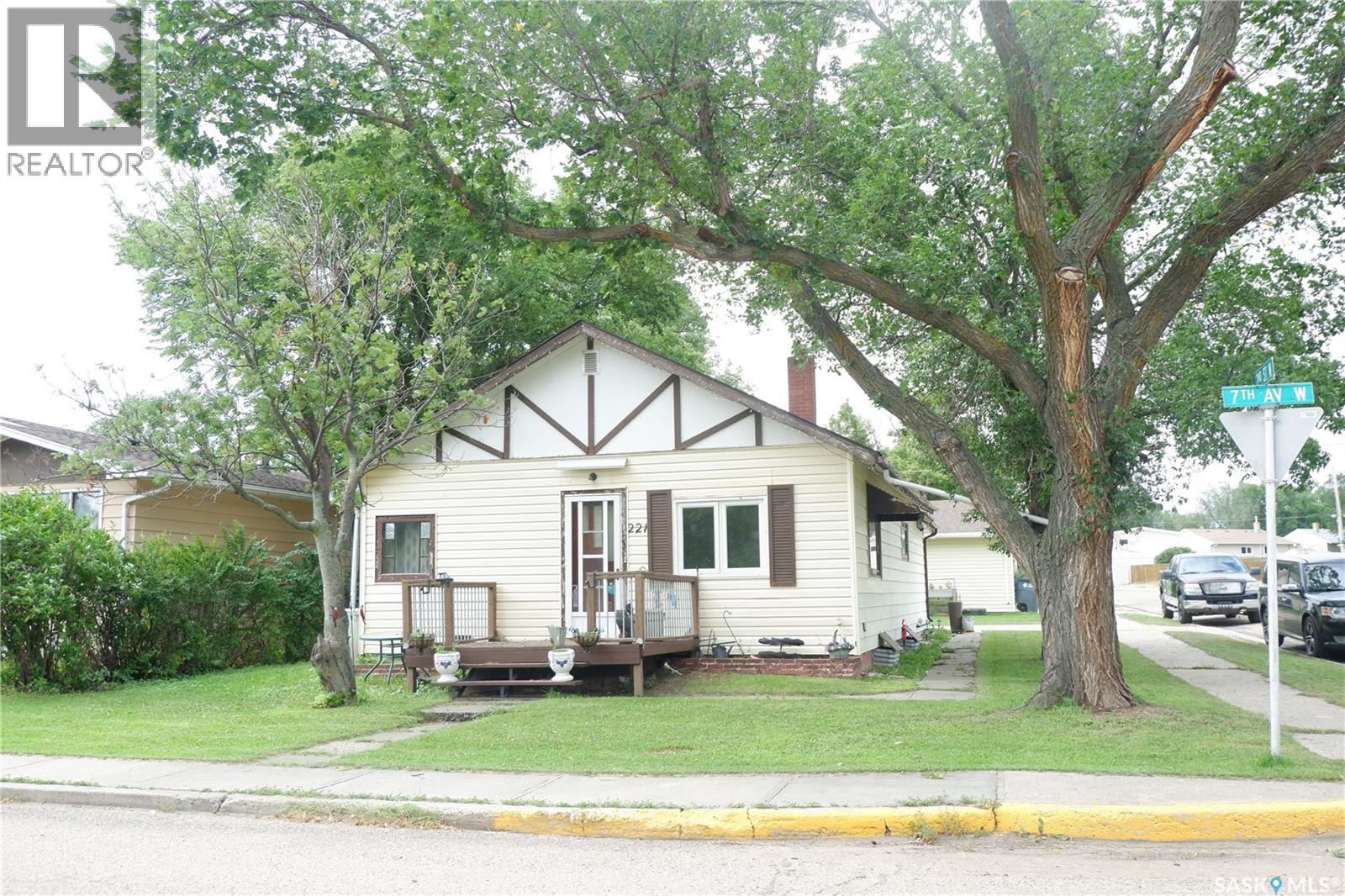 221 7th Avenue West, Assiniboia, SK S0H 0B0