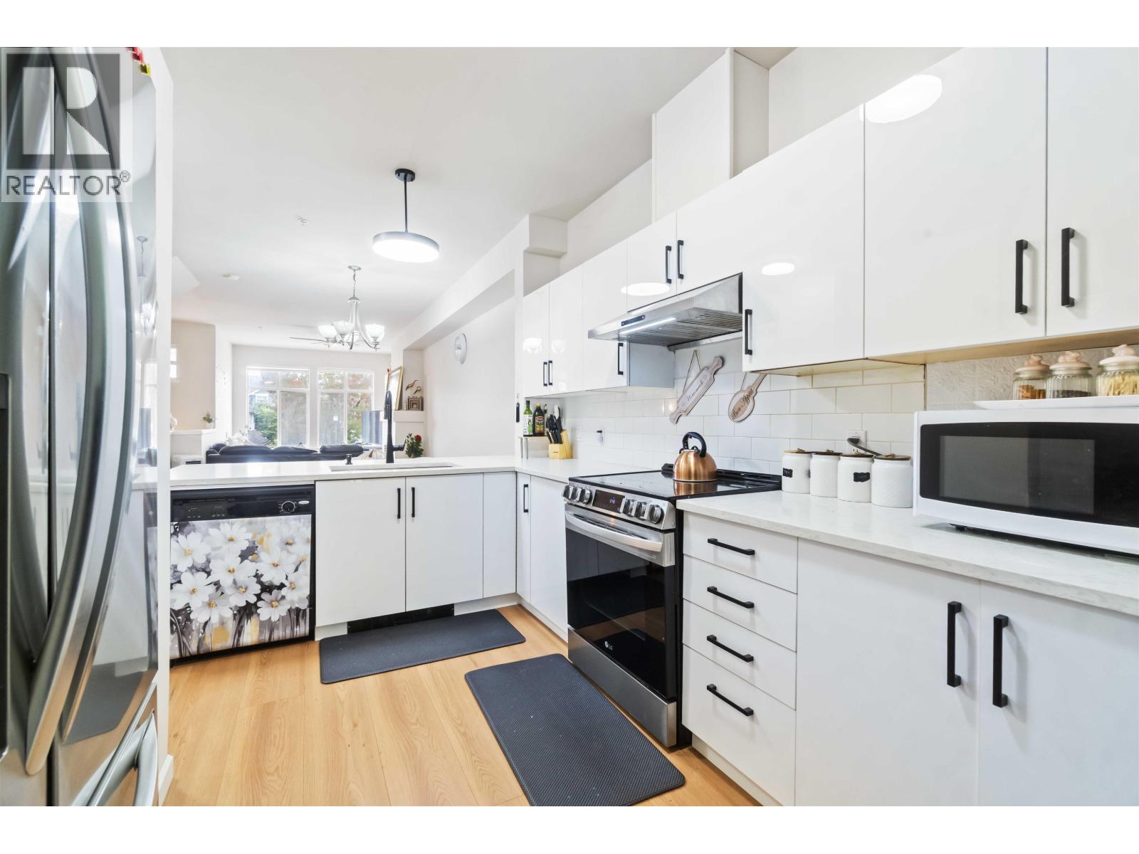 935 Ewen Avenue Unit 8, New Westminster, BC V3M 0A1