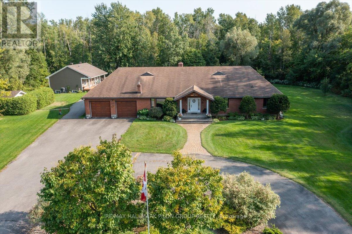 1717 Lakeshore Dr, Ottawa, ON K4P 1H1