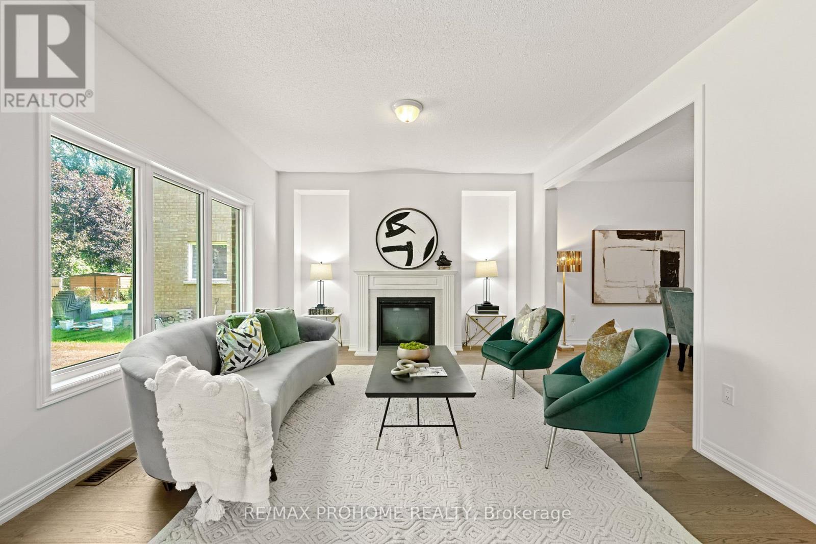 102 Riveredge Dr, Georgina, ON L4P 2P1