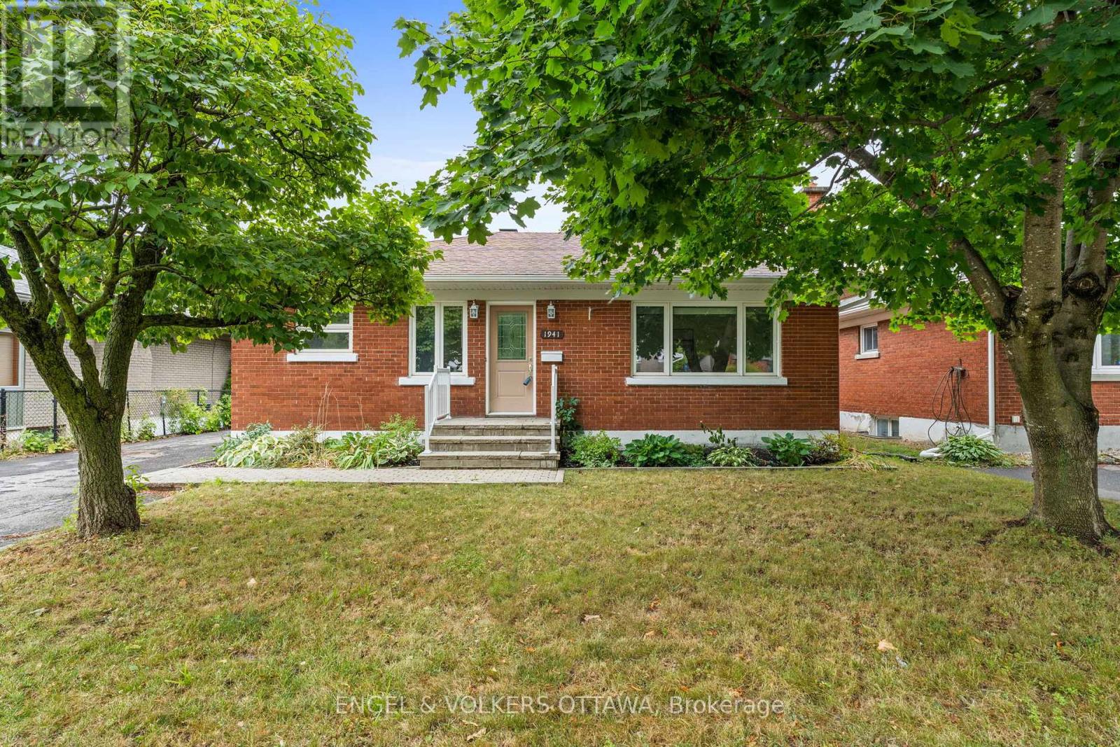 1941 Haig Dr, Ottawa, ON K1G 2J9