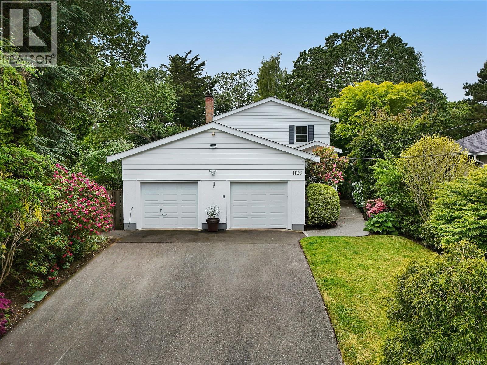1120 St Louis St, Oak Bay, BC V8S 5B6