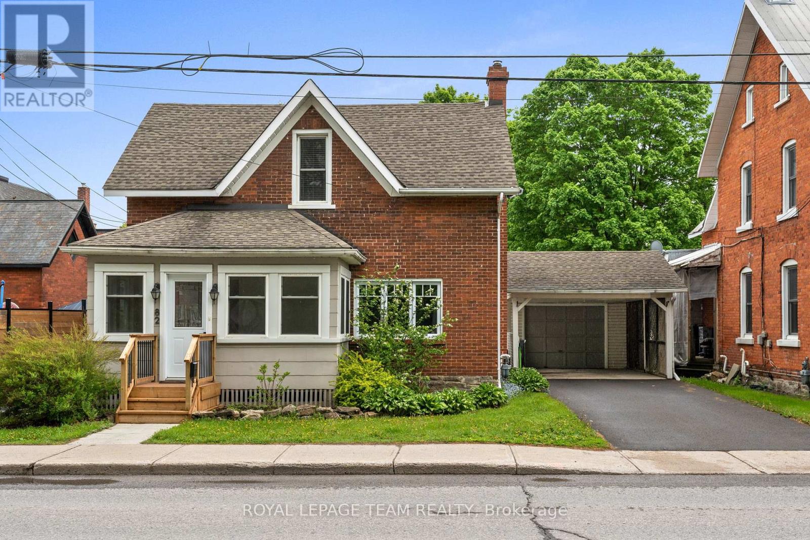 82 Lake Ave E, Carleton Place, ON K7C 1K8