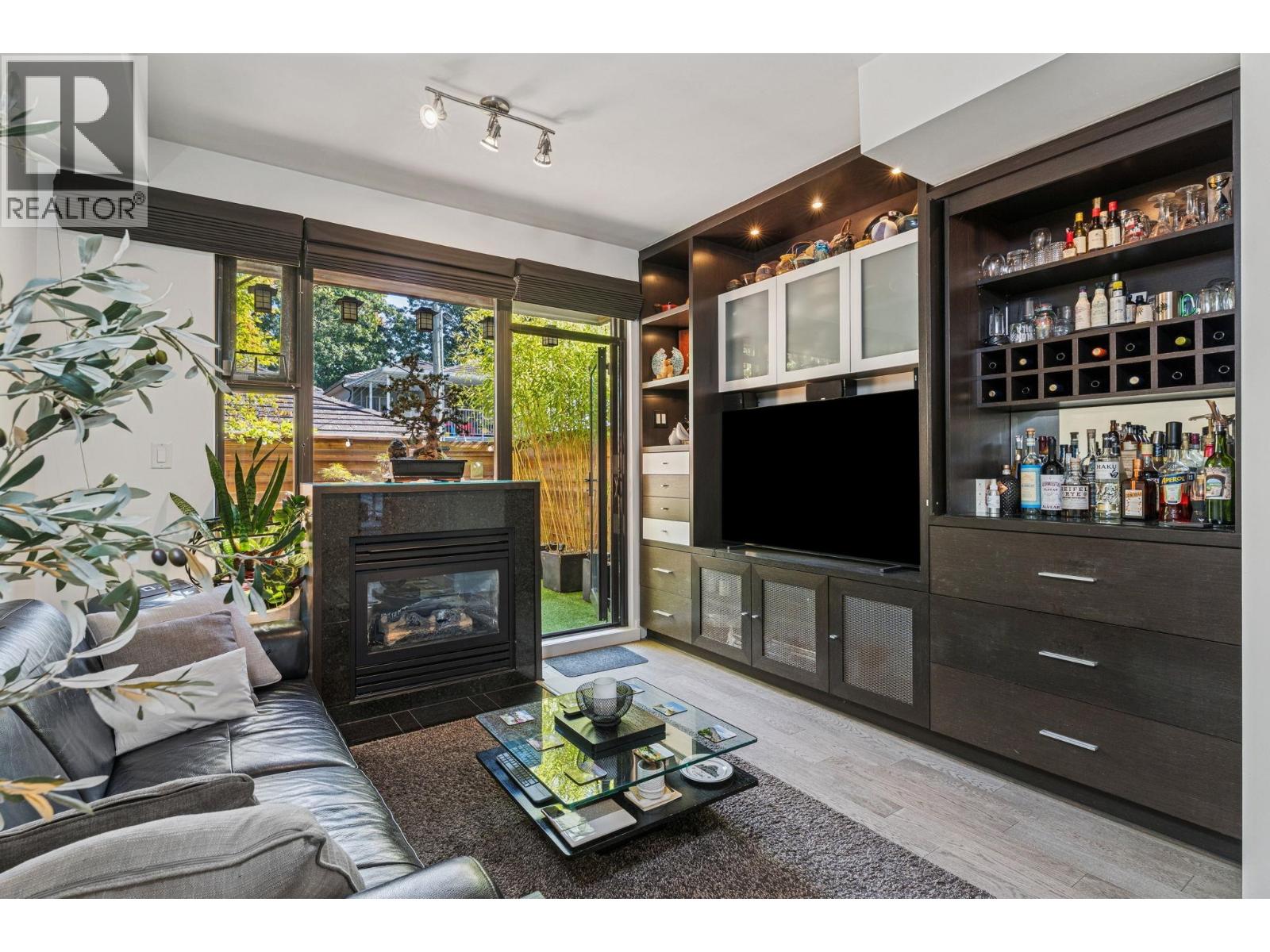3792 Commercial St, Vancouver, BC V5N 4G2