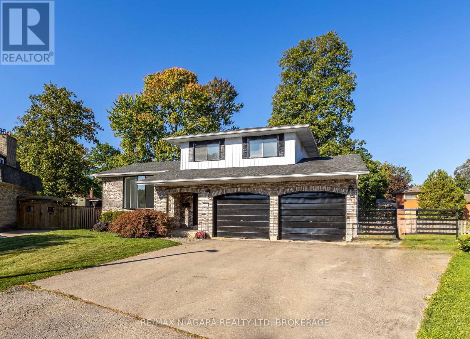 22 Little John Ct, Welland, ON L3C 5X2