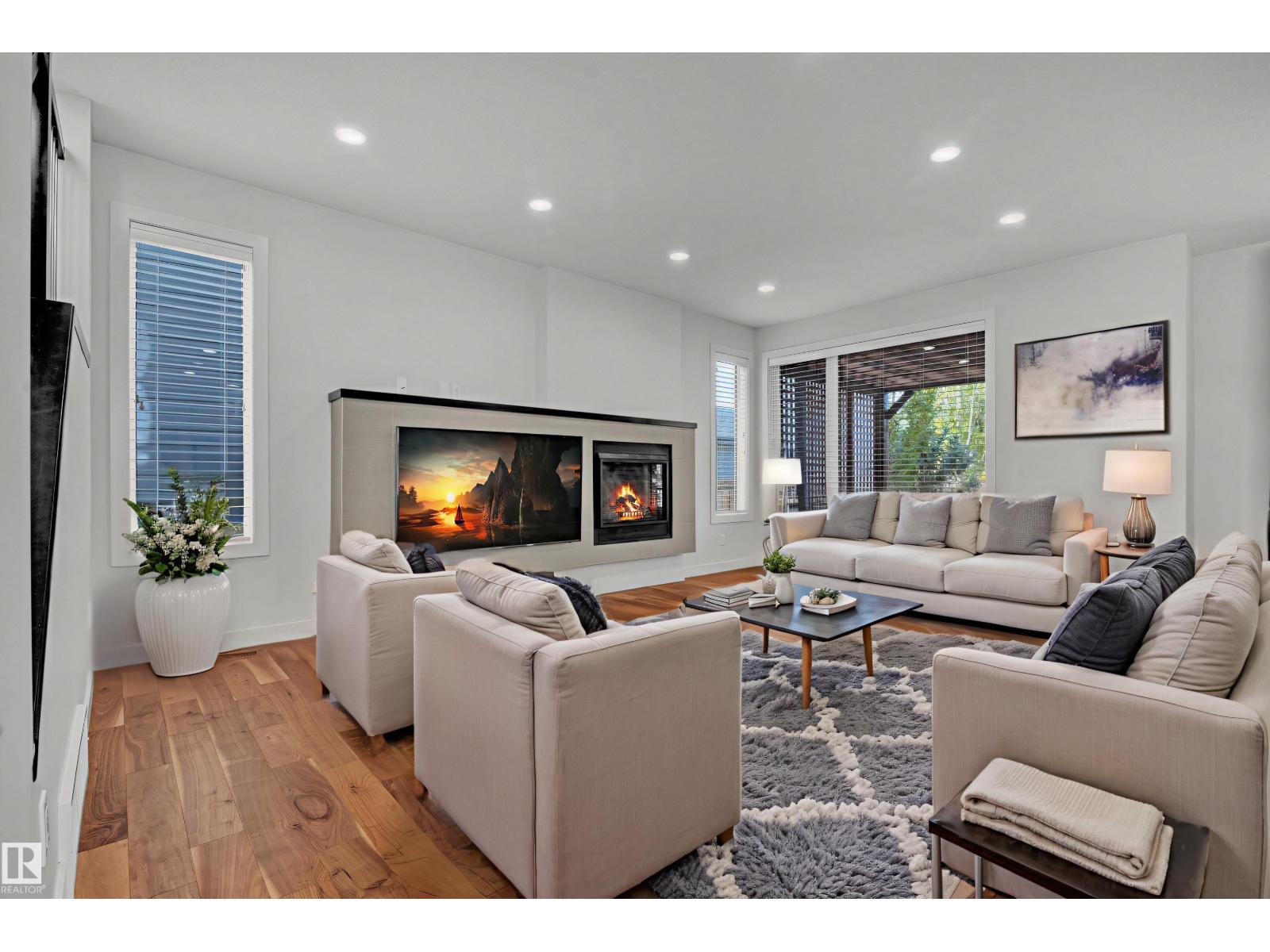 7142 May Cr NW, Edmonton, AB T6R 0V9