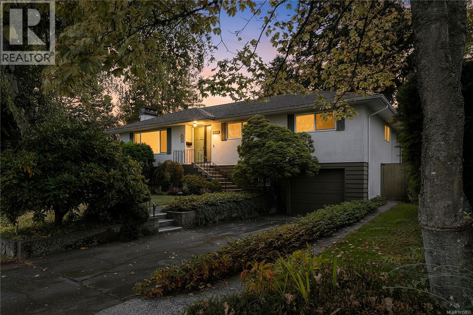 1835 Dunnett Cres, Saanich, BC V8N 2P4