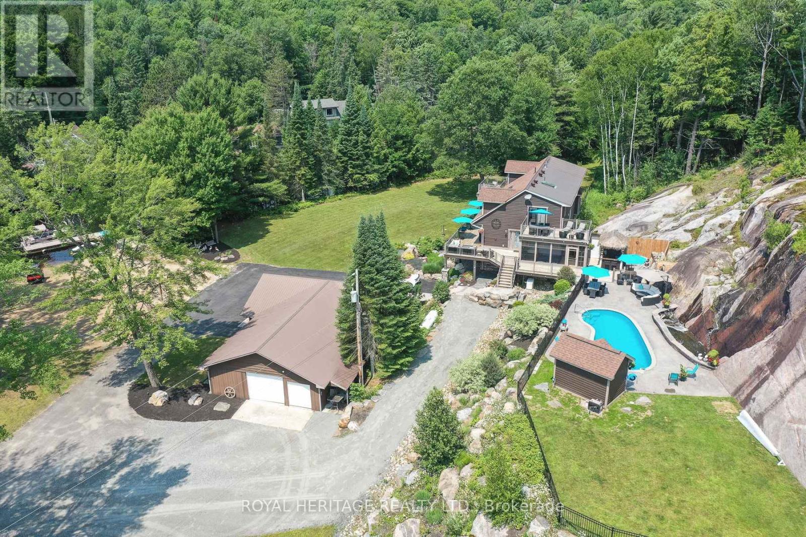 120 Hutcheson Beach Rd, Huntsville, ON P1H 1L7