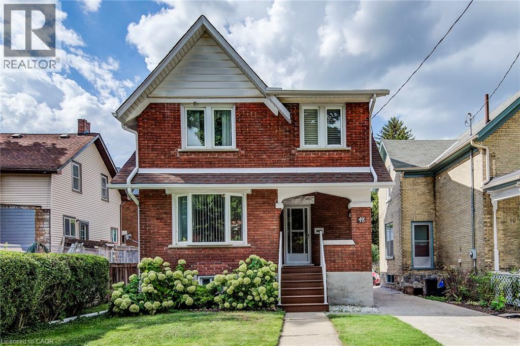 48 E John St, Waterloo, ON N2J 1E8