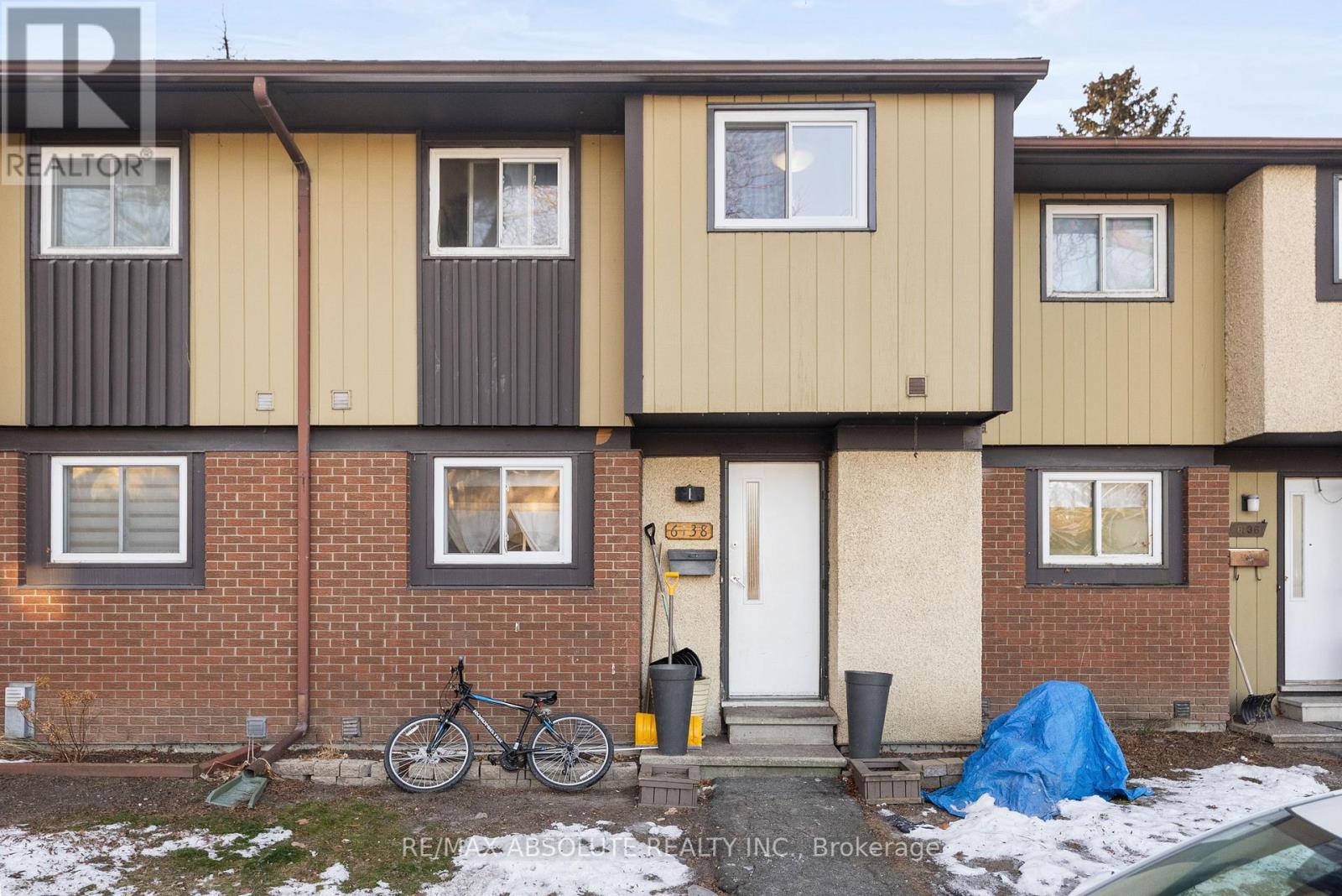 6138 Brookside Ln, Ottawa, ON K1C 2K7