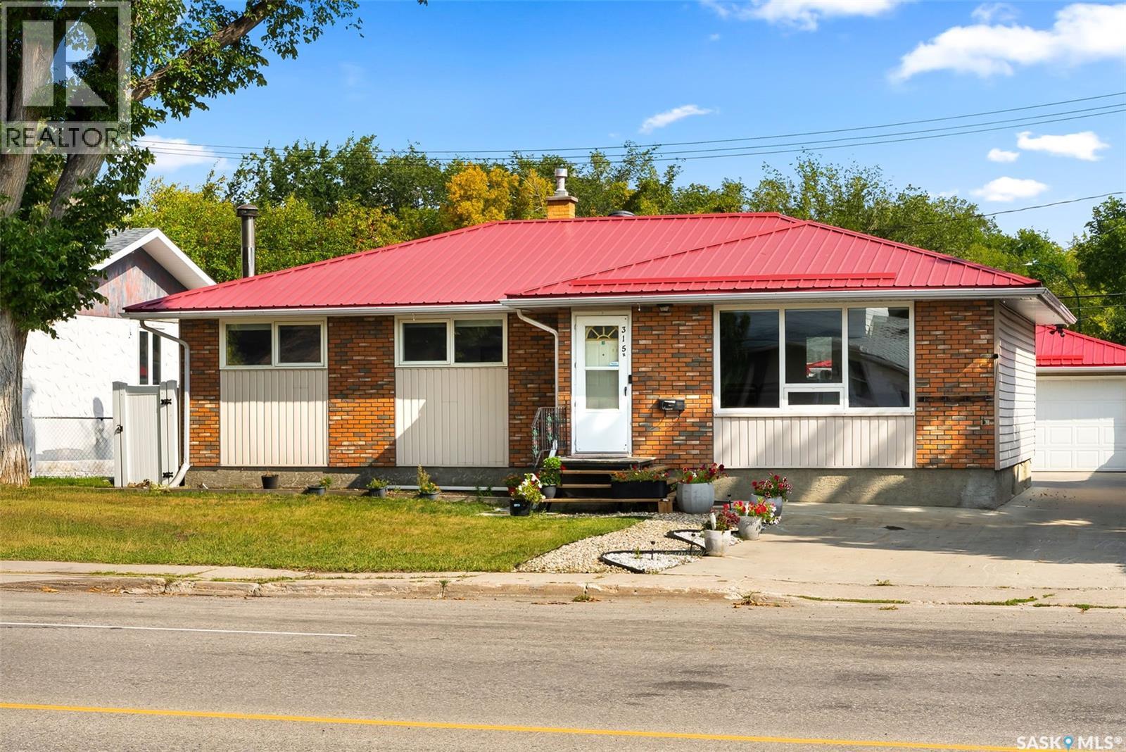315 Mcintosh St N, Regina, SK S4R 5A1