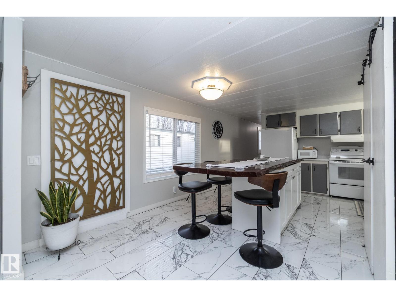 1011 W Mount Cr NW, Edmonton, AB T5S 1T6