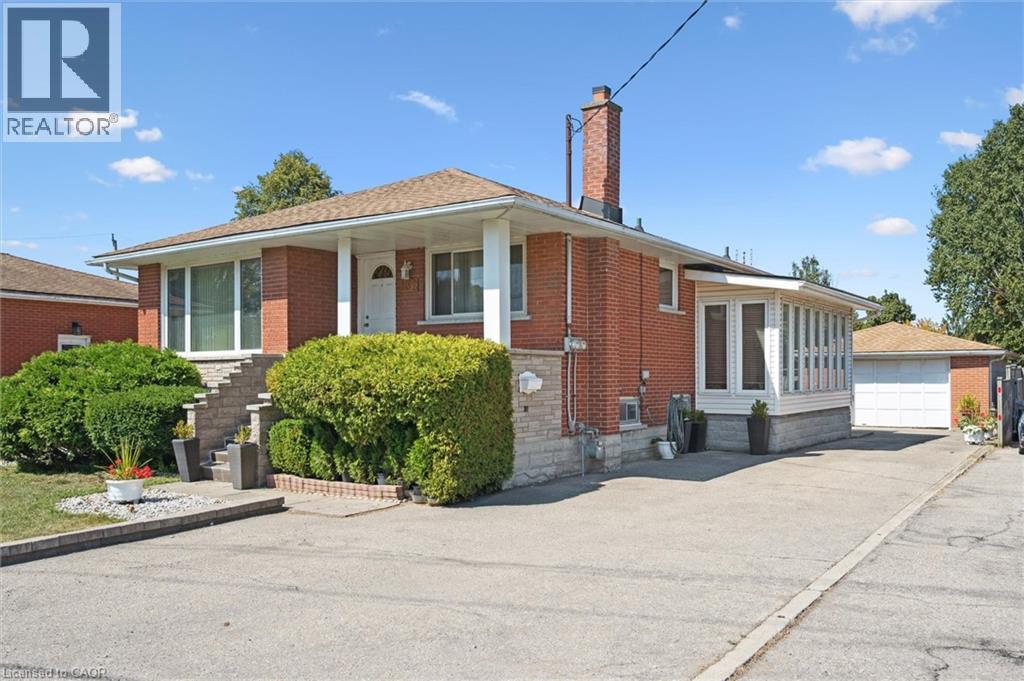136 Fairway Rd N, Kitchener, ON N2A 2N6