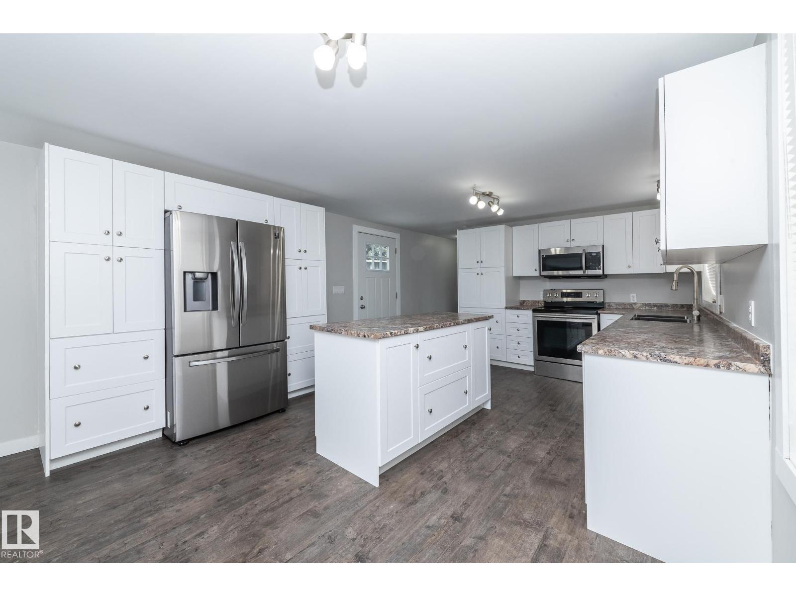 191 Lee Ridge Rd NW, Edmonton, AB T6K 0N1