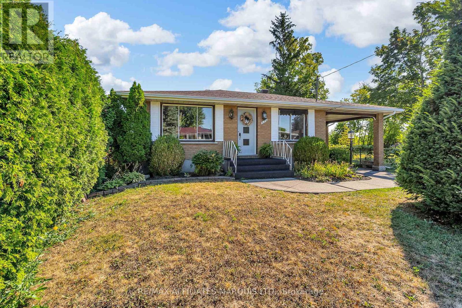 518 Blossom Park Dr, Cornwall, ON K6H 5N2