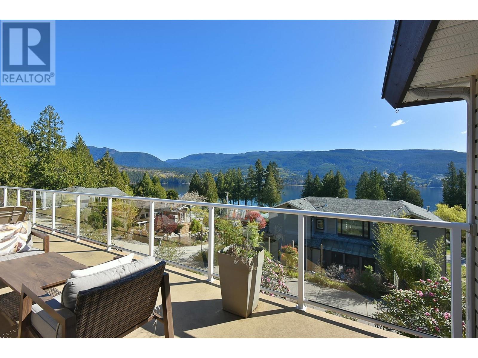 6274 Fairway Ave, Sechelt, BC V7Z 0P8
