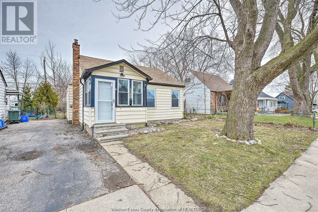 1348 Oak St, Windsor, ON N8X 2B3