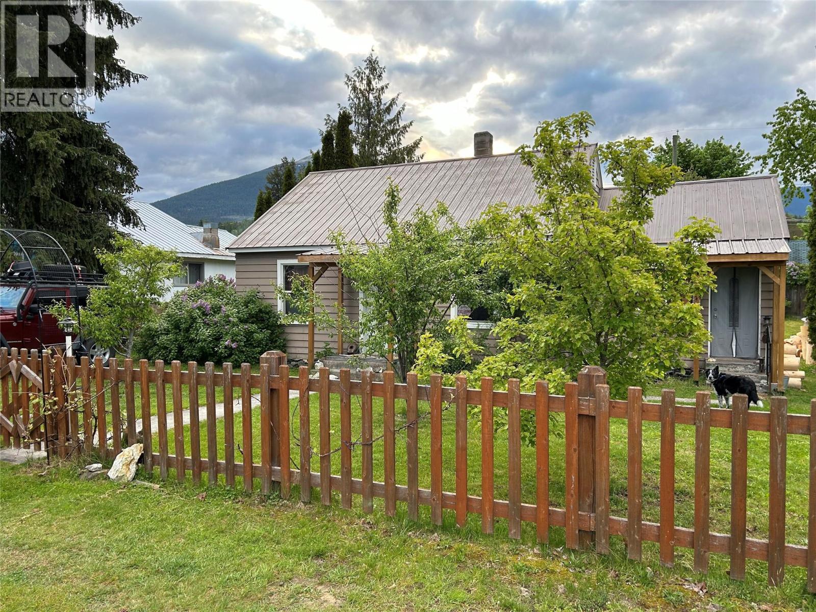 207 5 Avenue Northwest, Nakusp, BC V0G 1R0