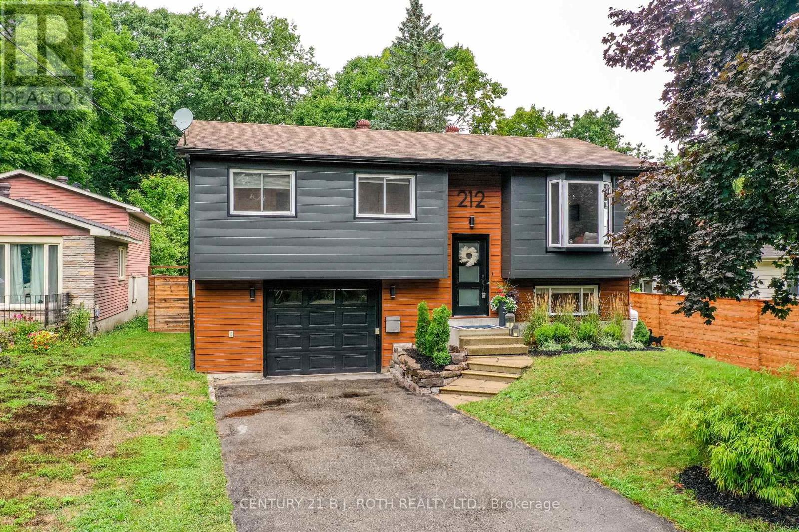 212 Borland St E, Orillia, ON L3V 2C3