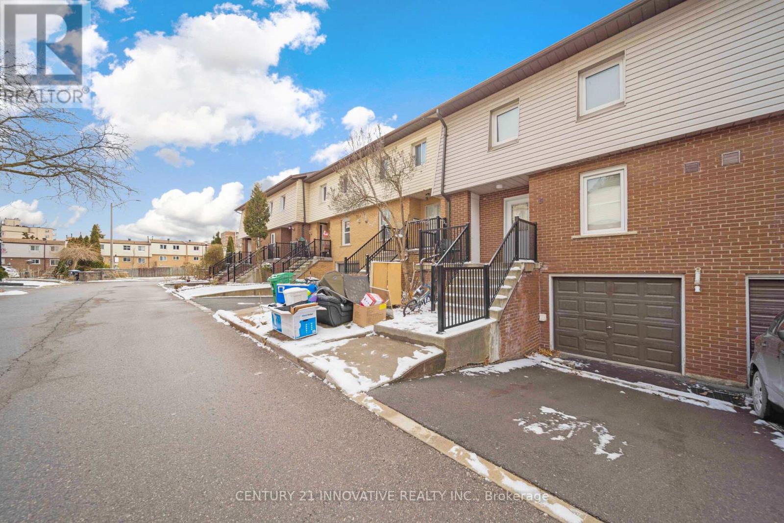 5 3175 Kirwin Ave, Mississauga, ON L5A 3M4