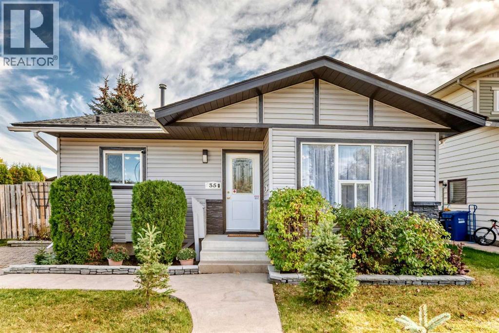 35 Ray Ave NW, Red Deer, AB T4P 3B9