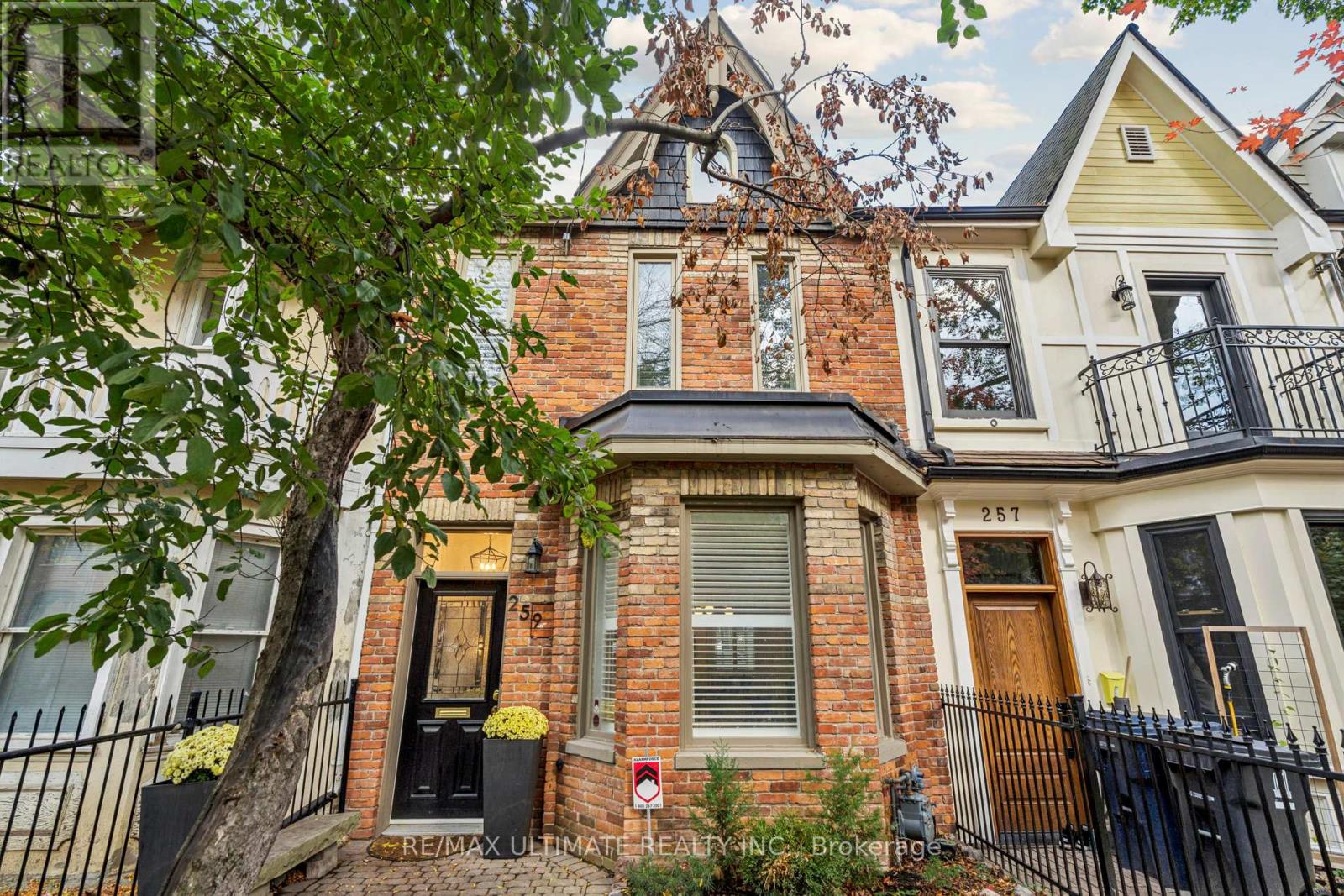 259 Seaton St, Toronto, ON M5A 2T5