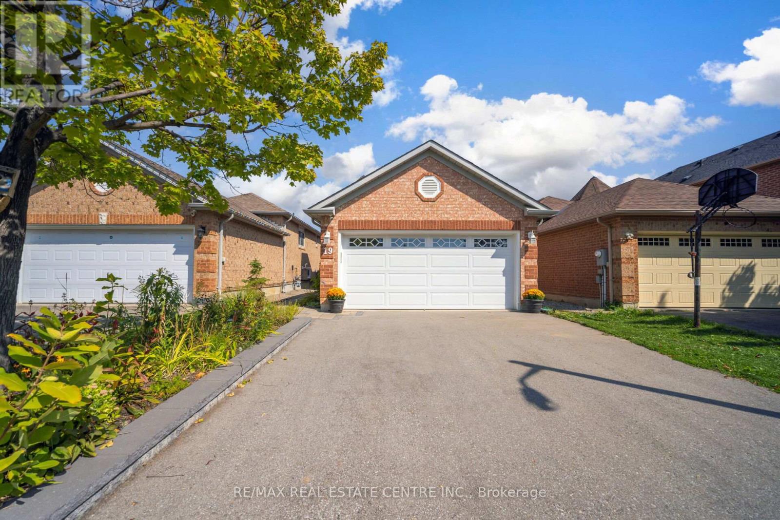 19 Silkwood Cres, Brampton, ON L6X 4L1
