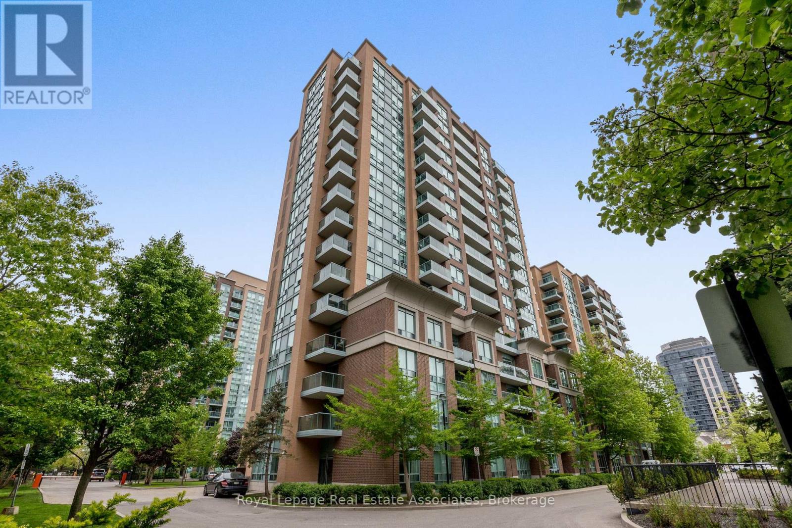 709 15 Michael Power Pl, Toronto, ON M9A 5G4