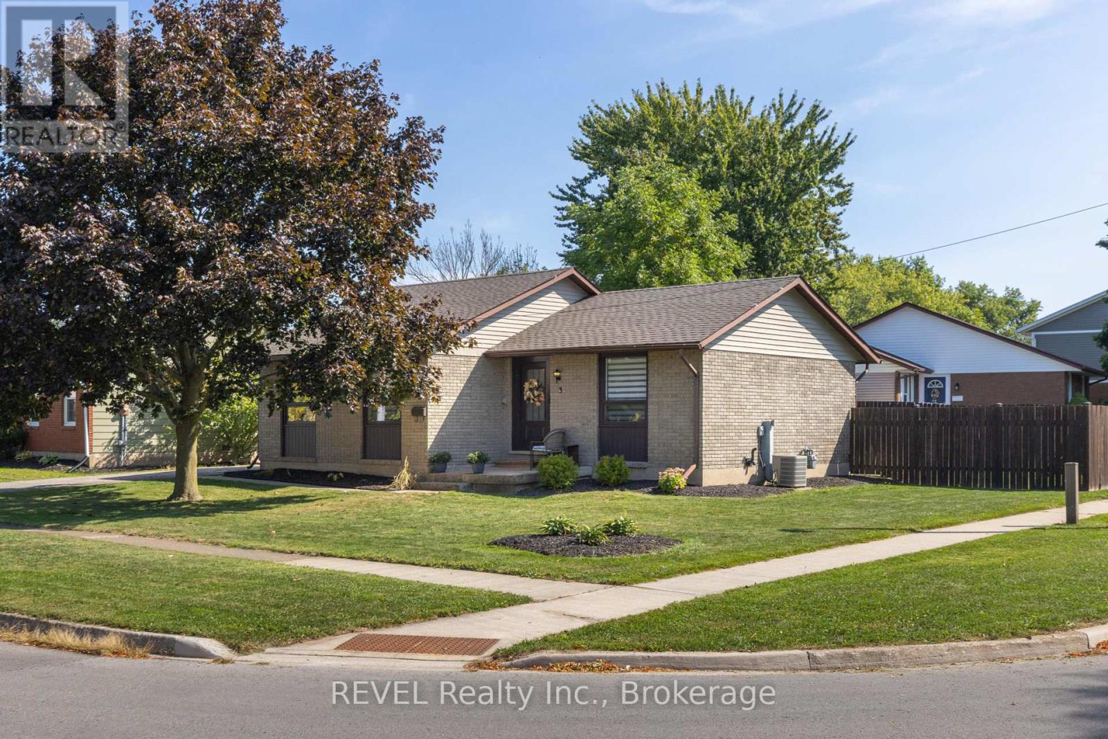 3 Newleaf Cres, Welland, ON L3C 6B4
