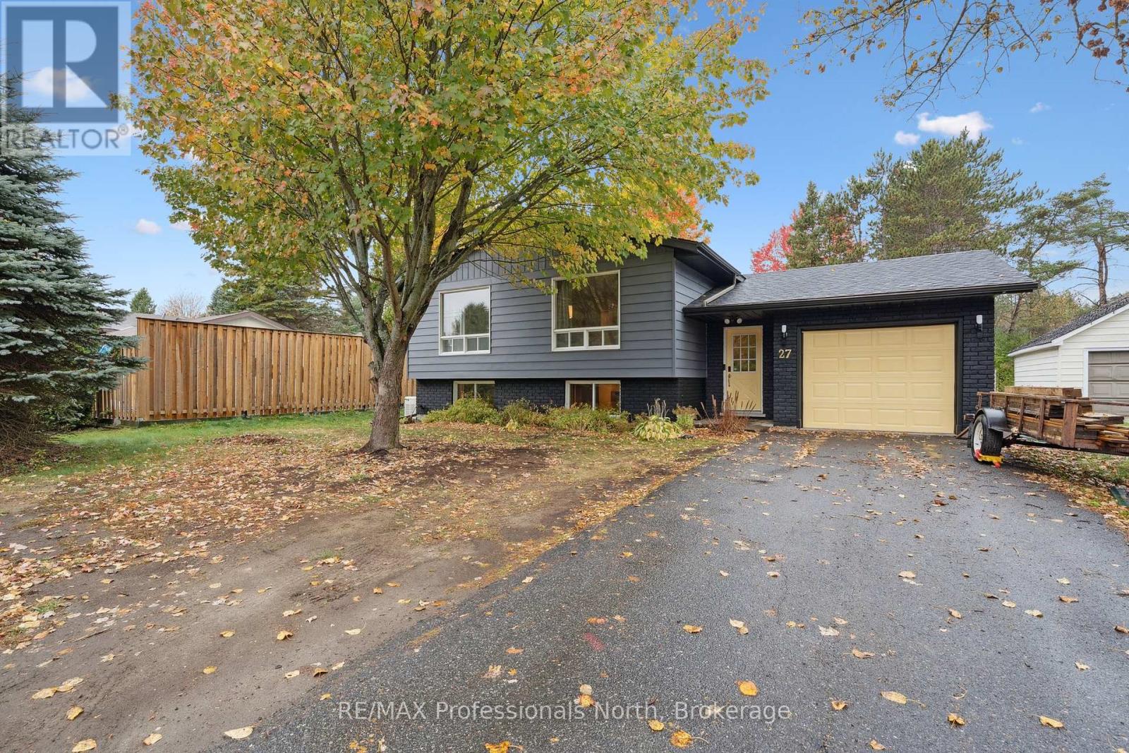 27 Gouldie St, Huntsville, ON P1H 1M5