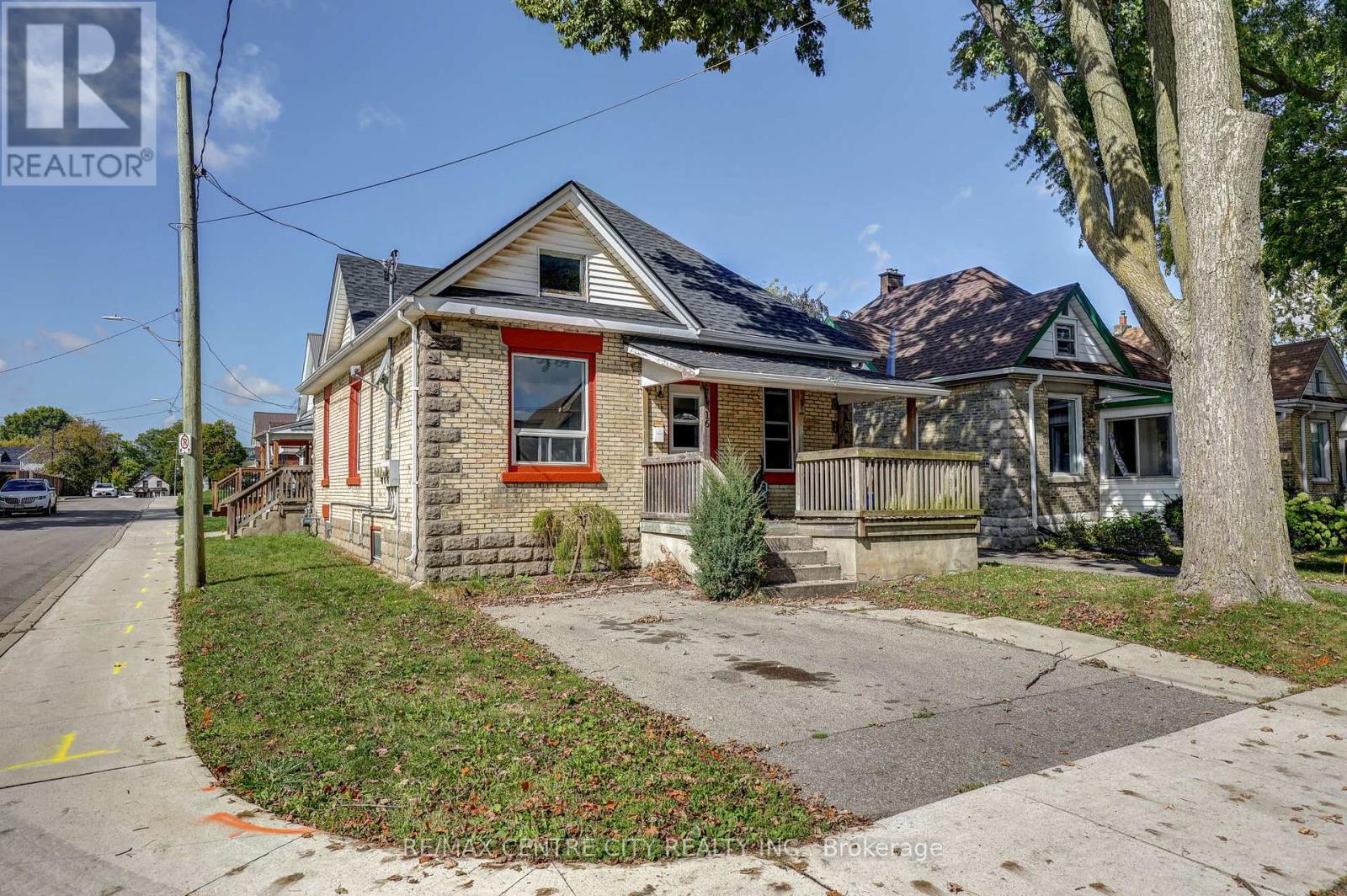 16 Woodworth Ave, St. Thomas, ON N5P 3J4
