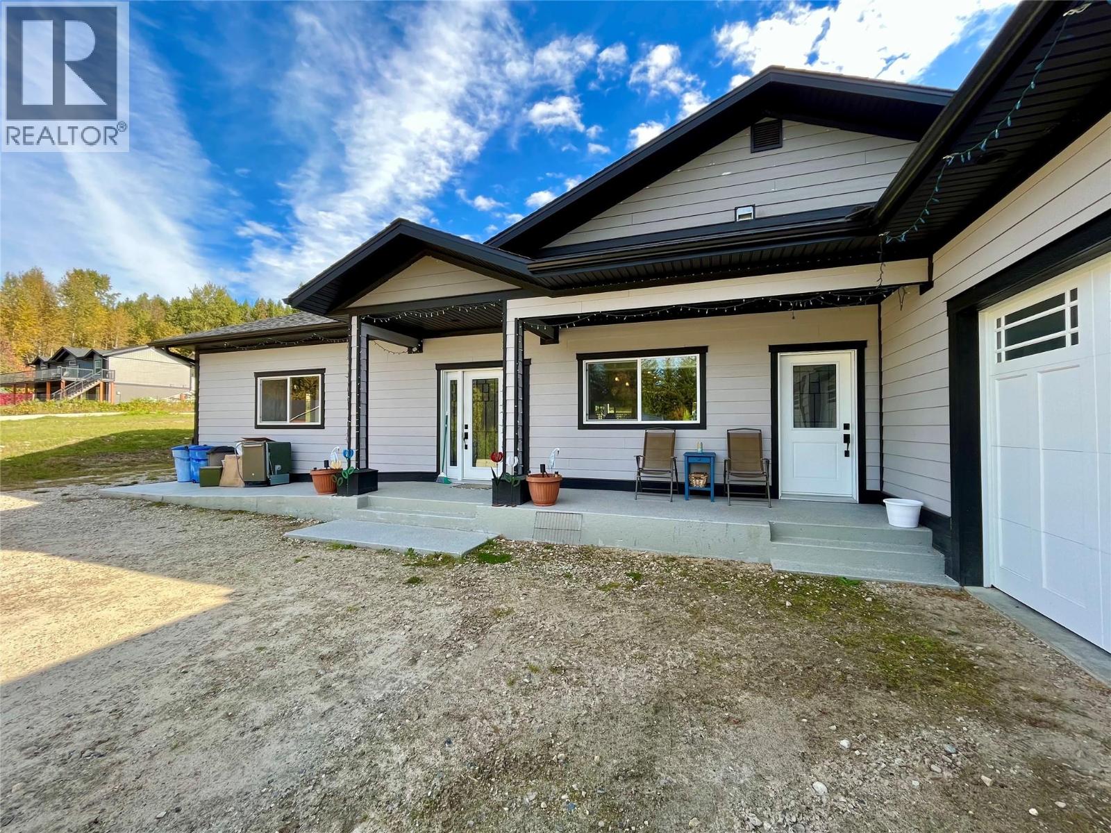 207 Cotswold Rd, Nakusp, BC V0G 1R1