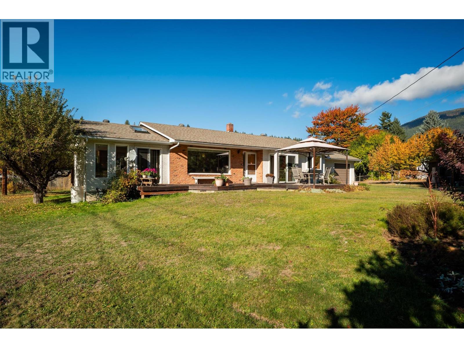2697 Shoreacres Rd, Castlegar, BC V1N 4R1
