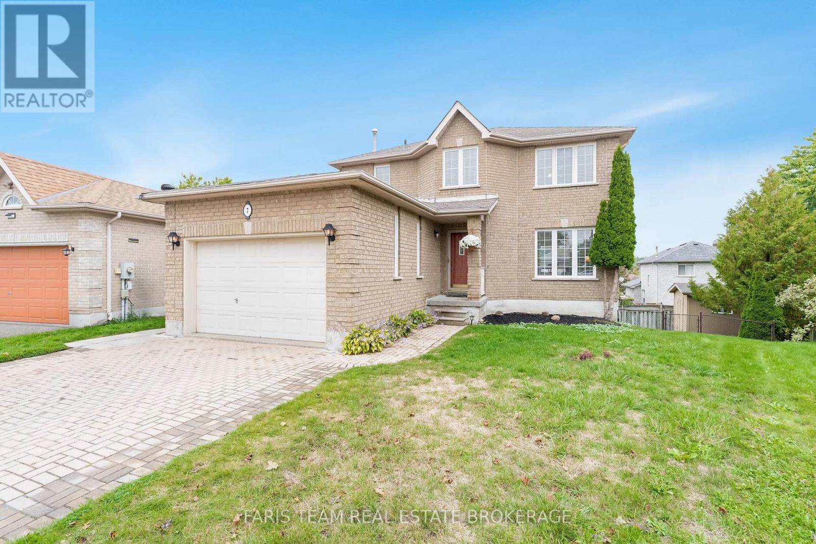 7 Round Leaf Ct, Barrie, ON L4N 9N3