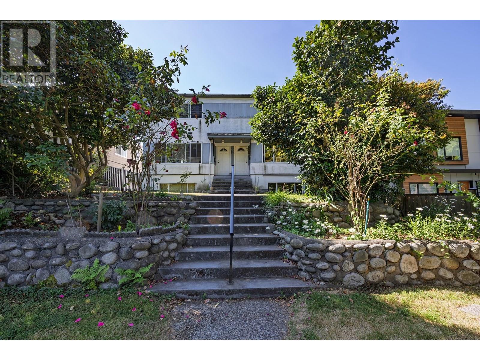 227-229 W 19th St, North Vancouver, BC V7M 1X6