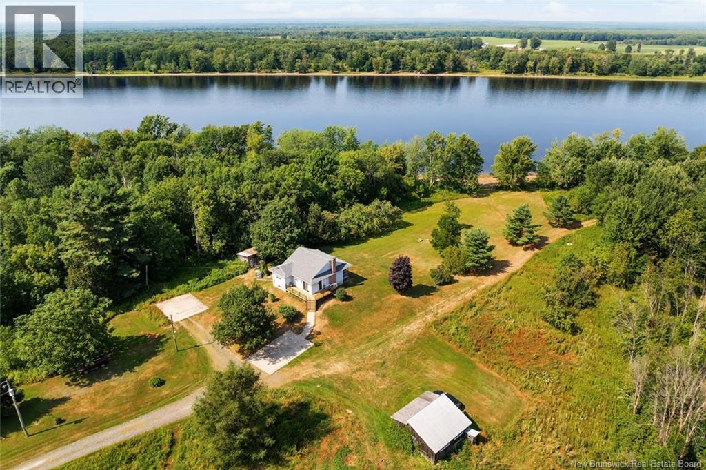26 Hennick Ct, Burton, NB E2V 4J1