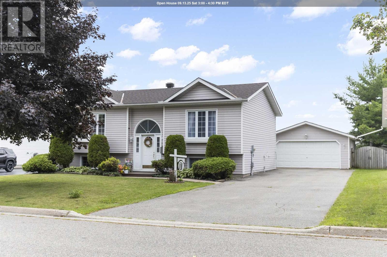 71 E Champagne Dr, Sault Ste. Marie, ON P6A 6S8