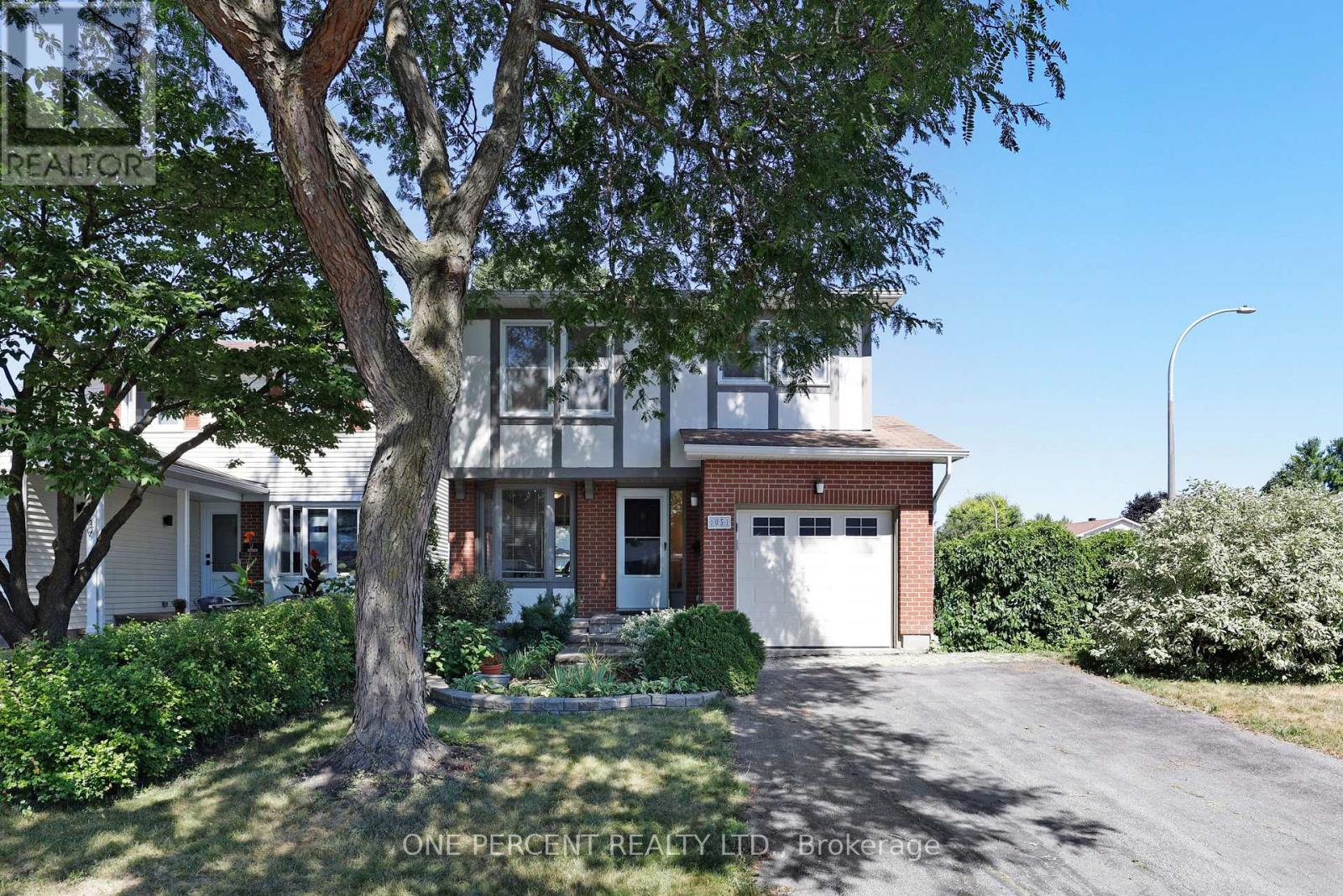 1051 Arrowhead Pl, Ottawa, ON K1C 2S5