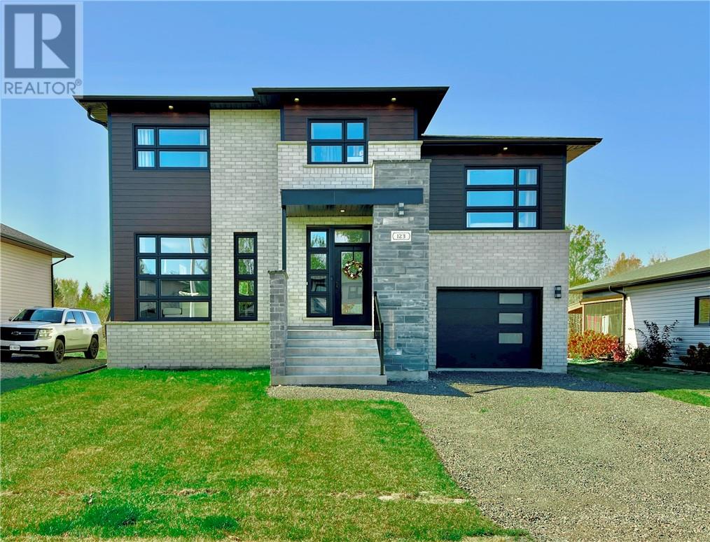 123 Hollybrook Cres, Azilda, ON P0M 1B0