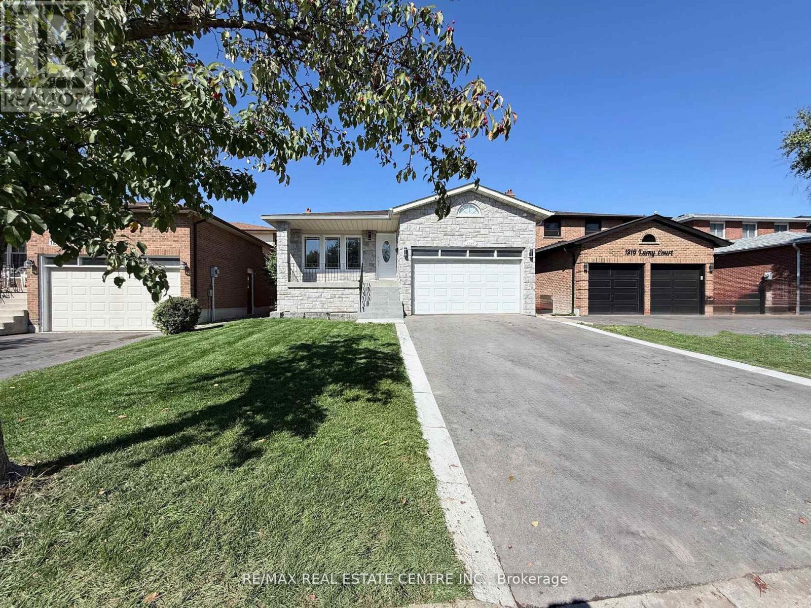 1215 Larny Ct, Mississauga, ON L4W 3N4